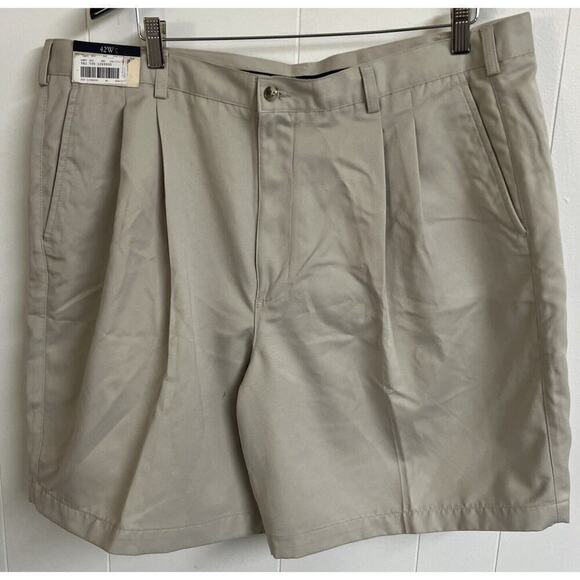 Roundtree & Yorke Shorts Mens 42 Relaxed Fit Chino Casuals Pleated Tan Khaki NWT - Picture 1 of 6
